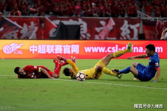 航班冲突事件最新动态：乘客与航空公司之间的争议